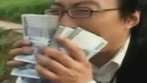 王楚钦男子单打折桂，中国乒乓豪取WTT重庆赛双冠——人民日报客户端讯